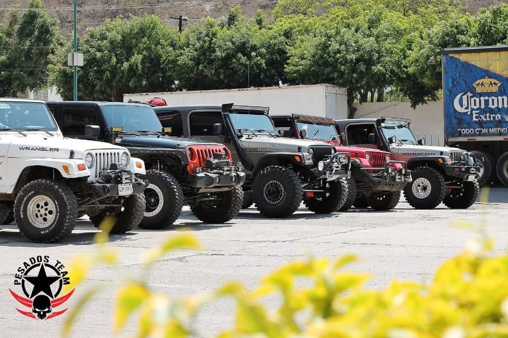 Rodando con el equipo Pesados Team — la vida offroad en su mejor forma.